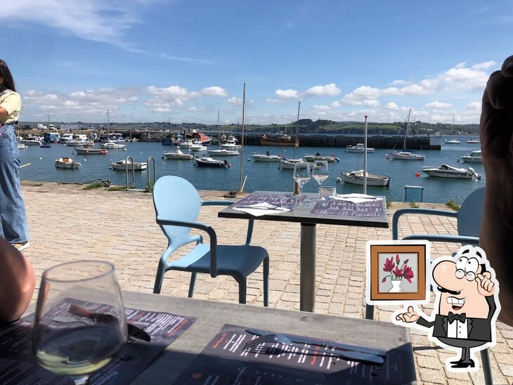 Installez-vous à l'une des tables de Restaurant A Fleur d'Eau.