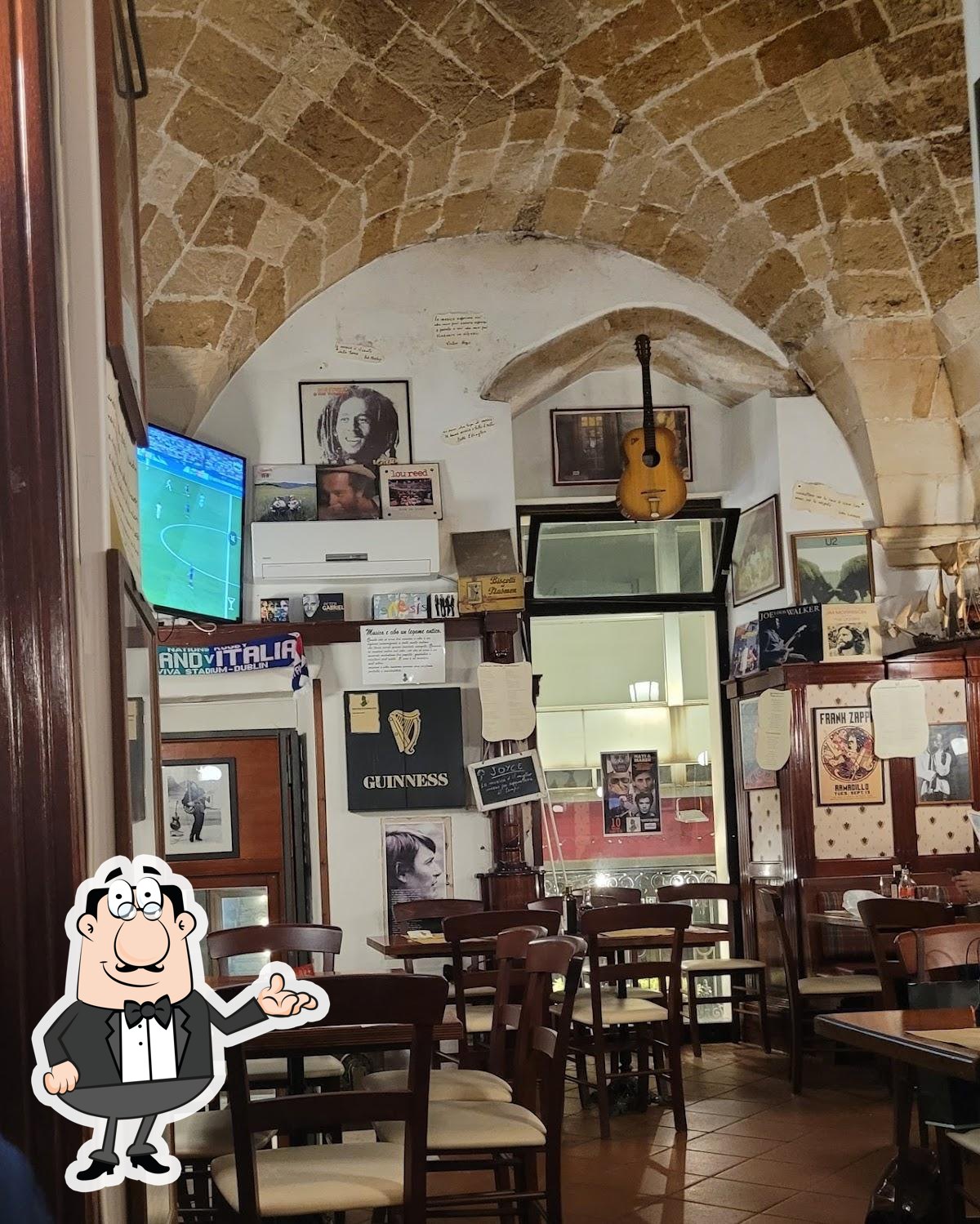 Dai un'occhiata agli interni di Joyce Irish Pub.
