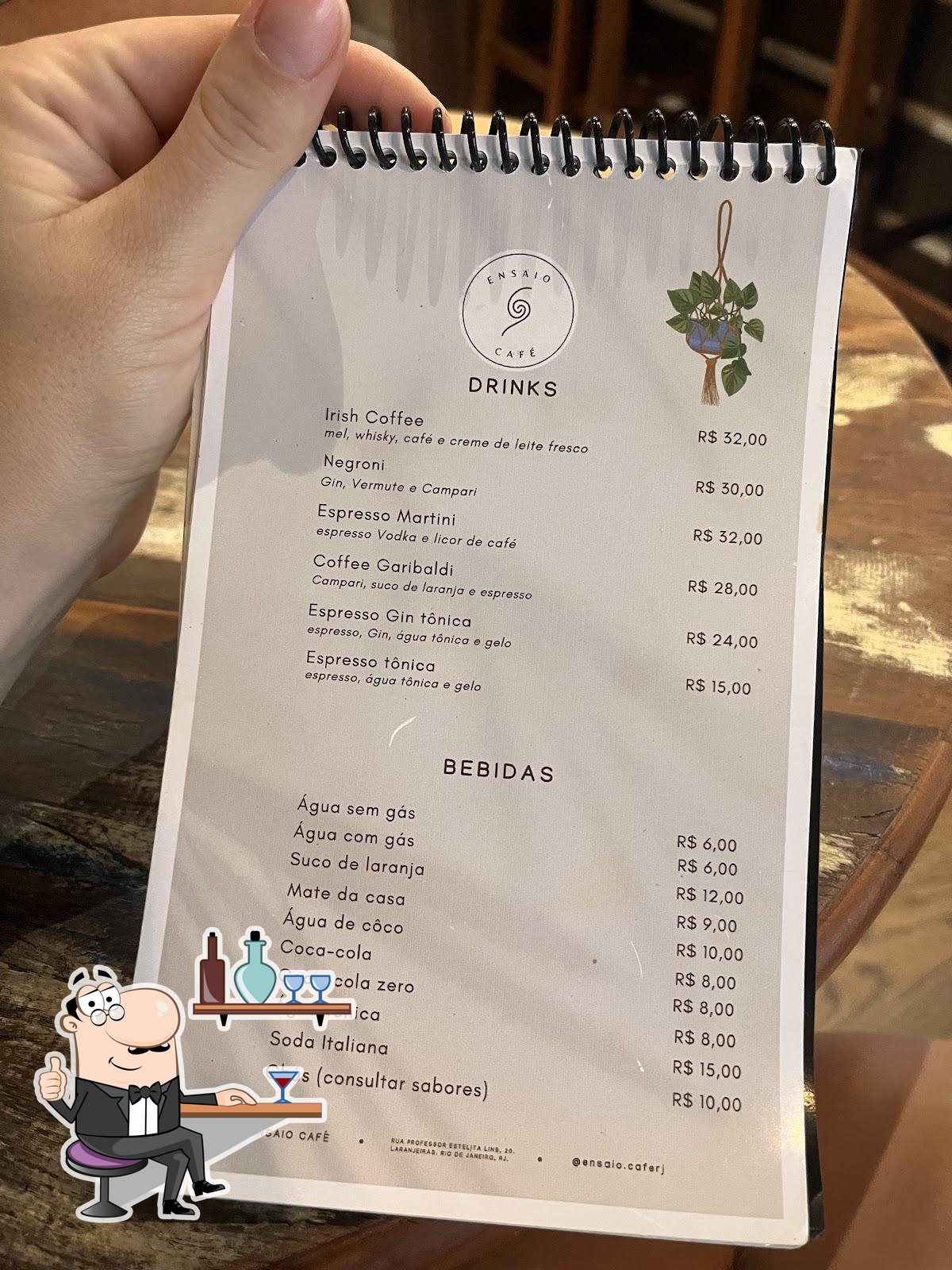 Sente em uma das mesas no Ensaio Café.