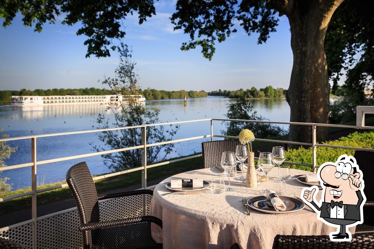 Installez-vous à l'une des tables de Le Poisson d'Or.
