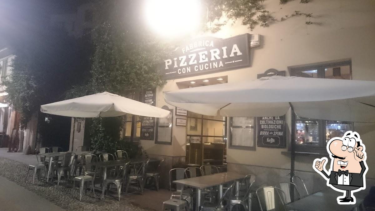 Siediti a un tavolo di Fabbrica Pizzeria.