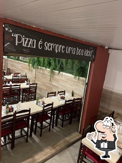 Sente em uma das mesas no Pizzaria Renascer.