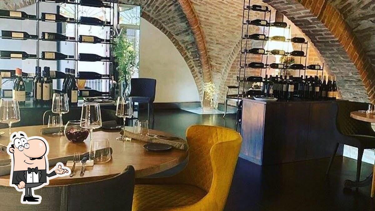 Siediti a un tavolo di Volli Restaurant.