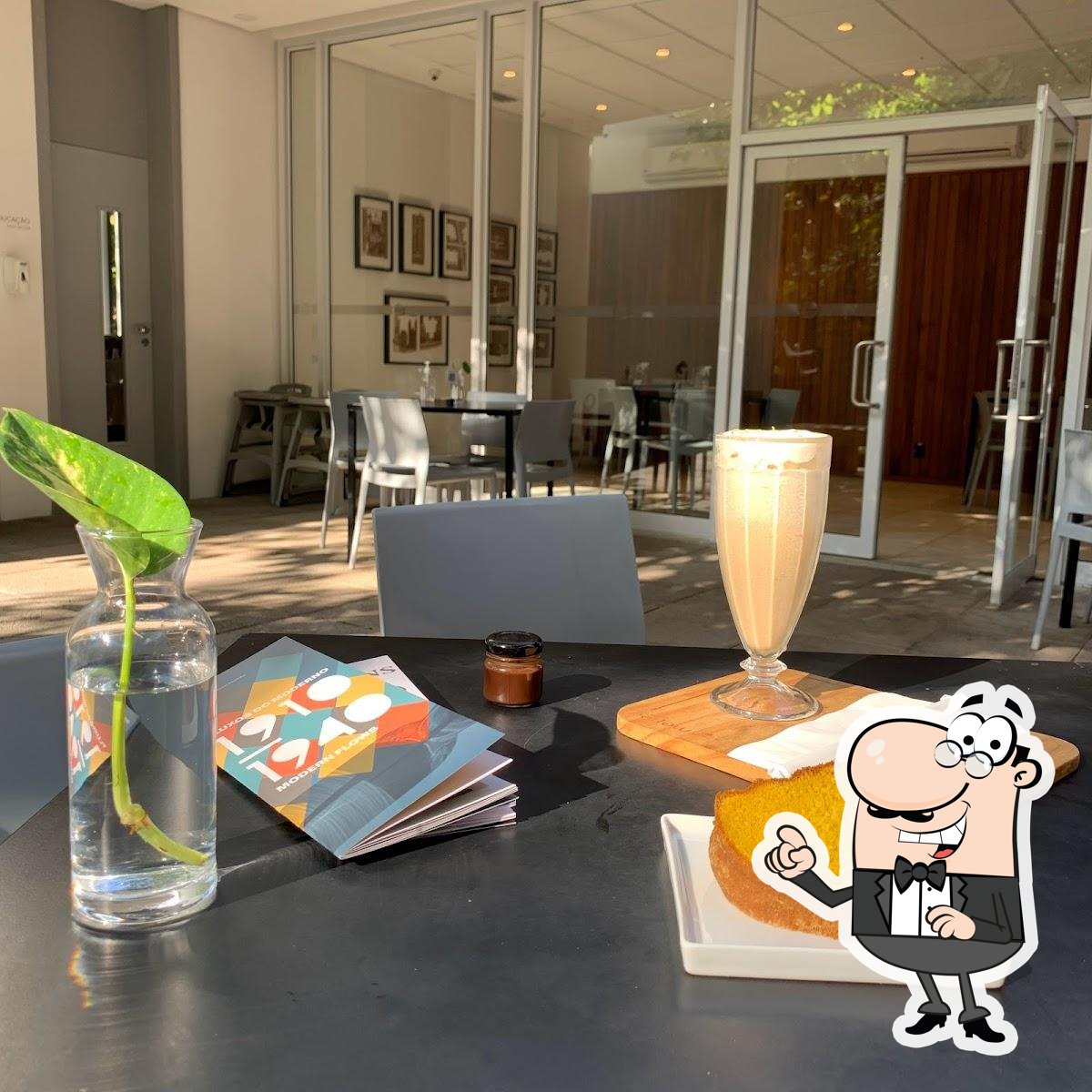 Sente em uma das mesas no Metiers Café.