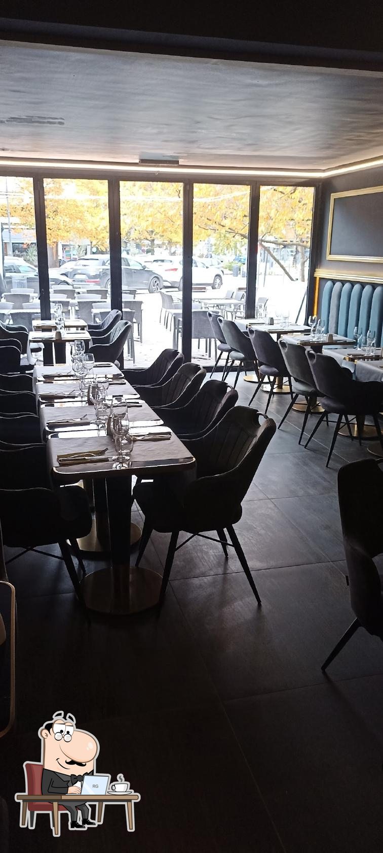 Installez-vous à l'une des tables de Le Set.