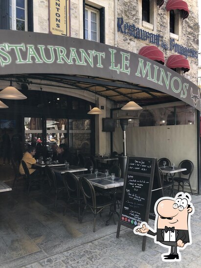 Installez-vous à l'une des tables de Le Minos.