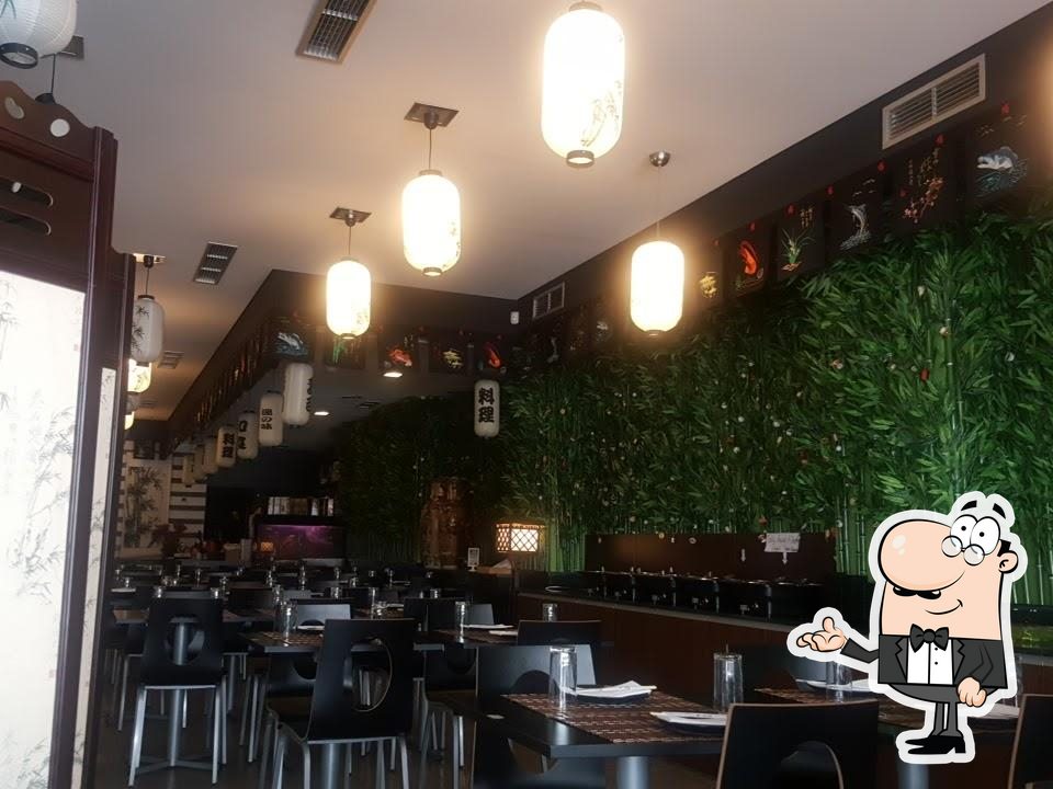 Sente em uma das mesas no Tokyo Sushi.
