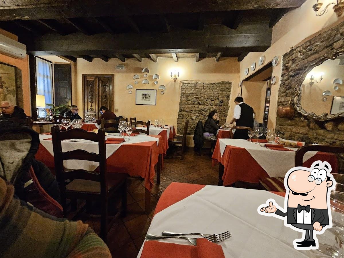Siediti a un tavolo di La Taverna Dei Mercanti.