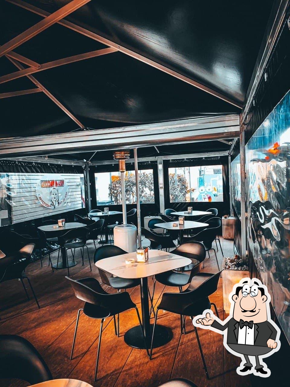 Dai un'occhiata agli interni di Bloody Mary Caffè.
