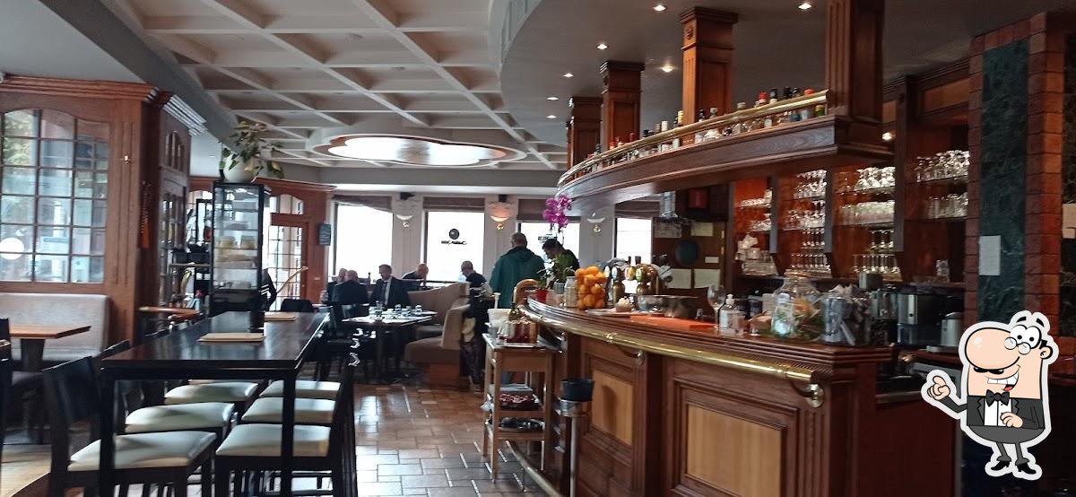 Installez-vous à l'une des tables de Berlaymont Brasserie.