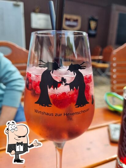 Nehmt an einem der Tische im Wirtshaus zur Hexenscheuer Restaurant mit Biergarten Platz.