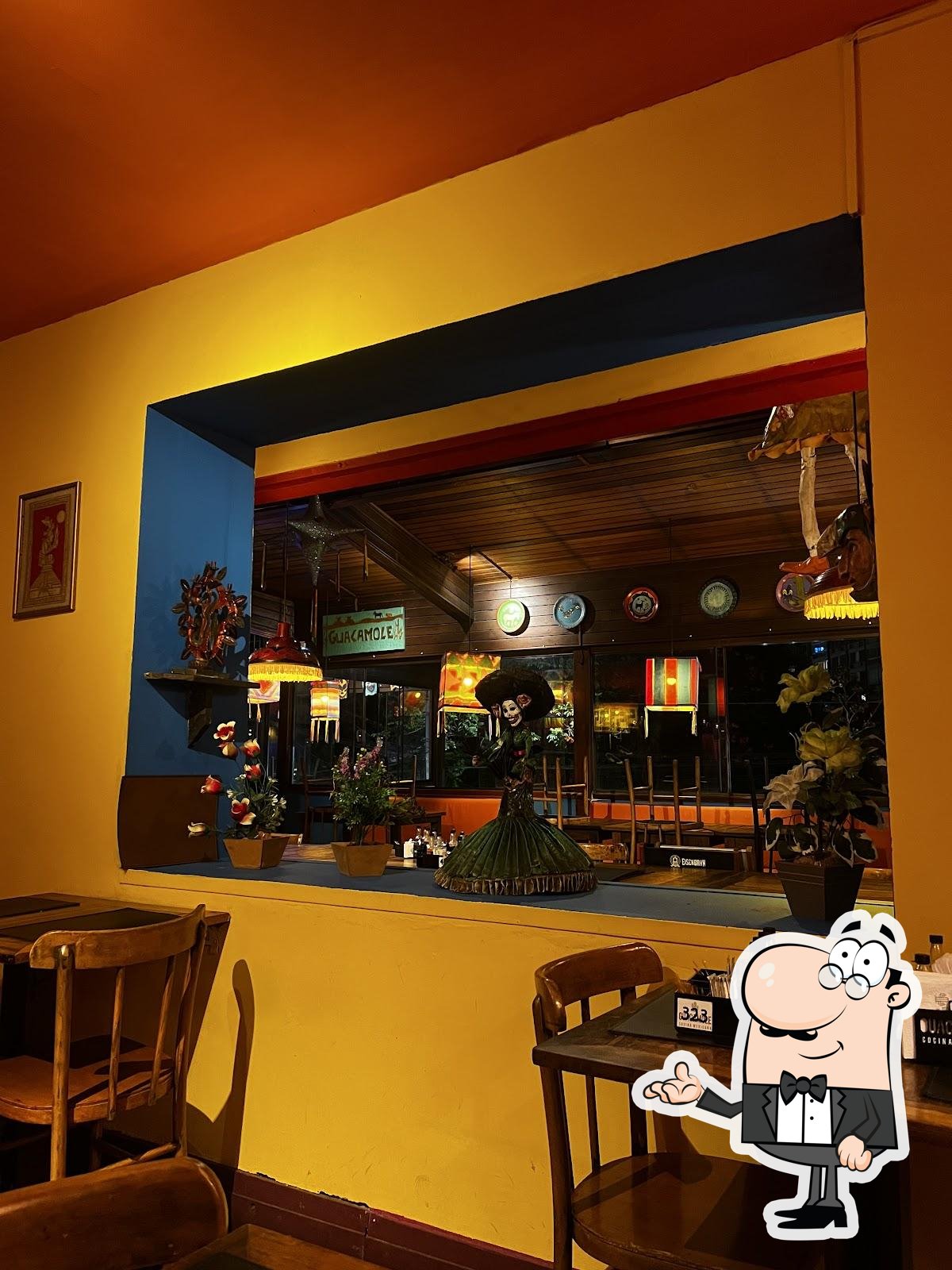Sente em uma das mesas no Restaurante Guacamole Cocina Mexicana - Porto Alegre.