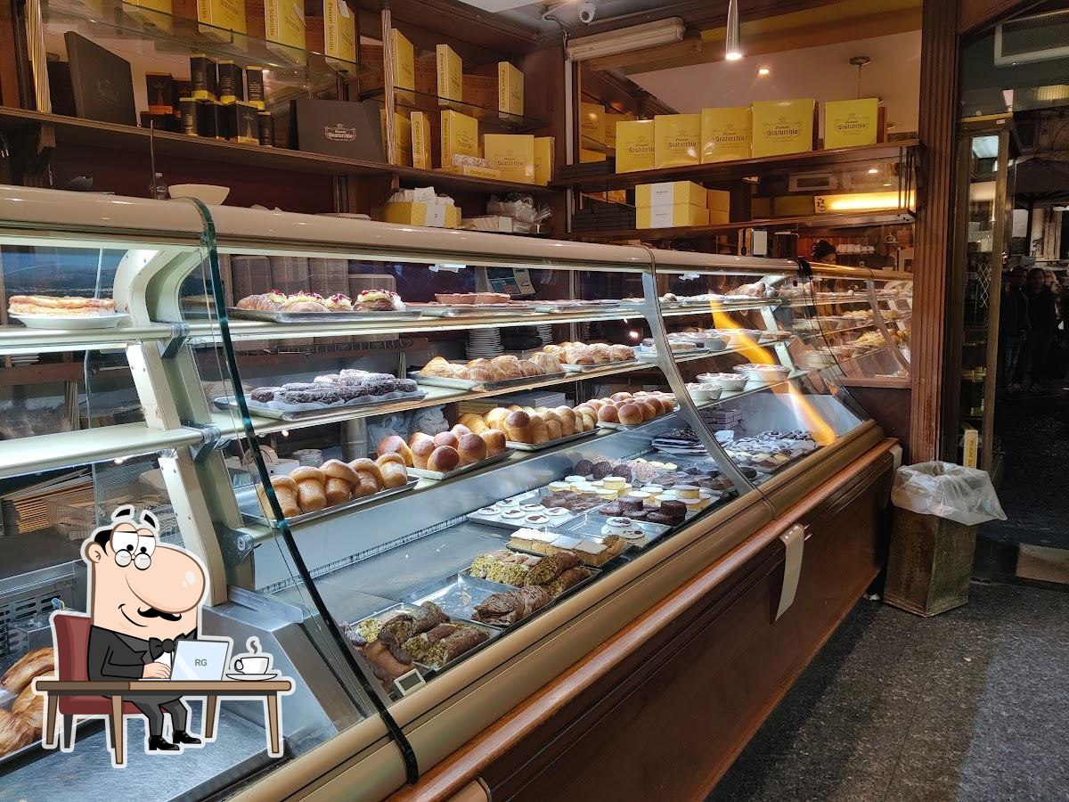 Dai un'occhiata agli interni di Pasticceria Giovanni Scaturchio.