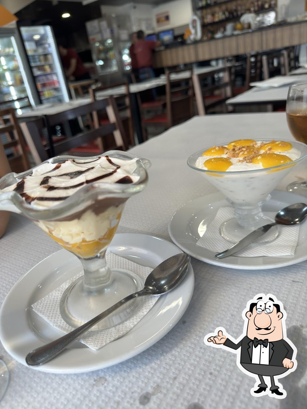Sente em uma das mesas no Restaurante Mar da Palha.