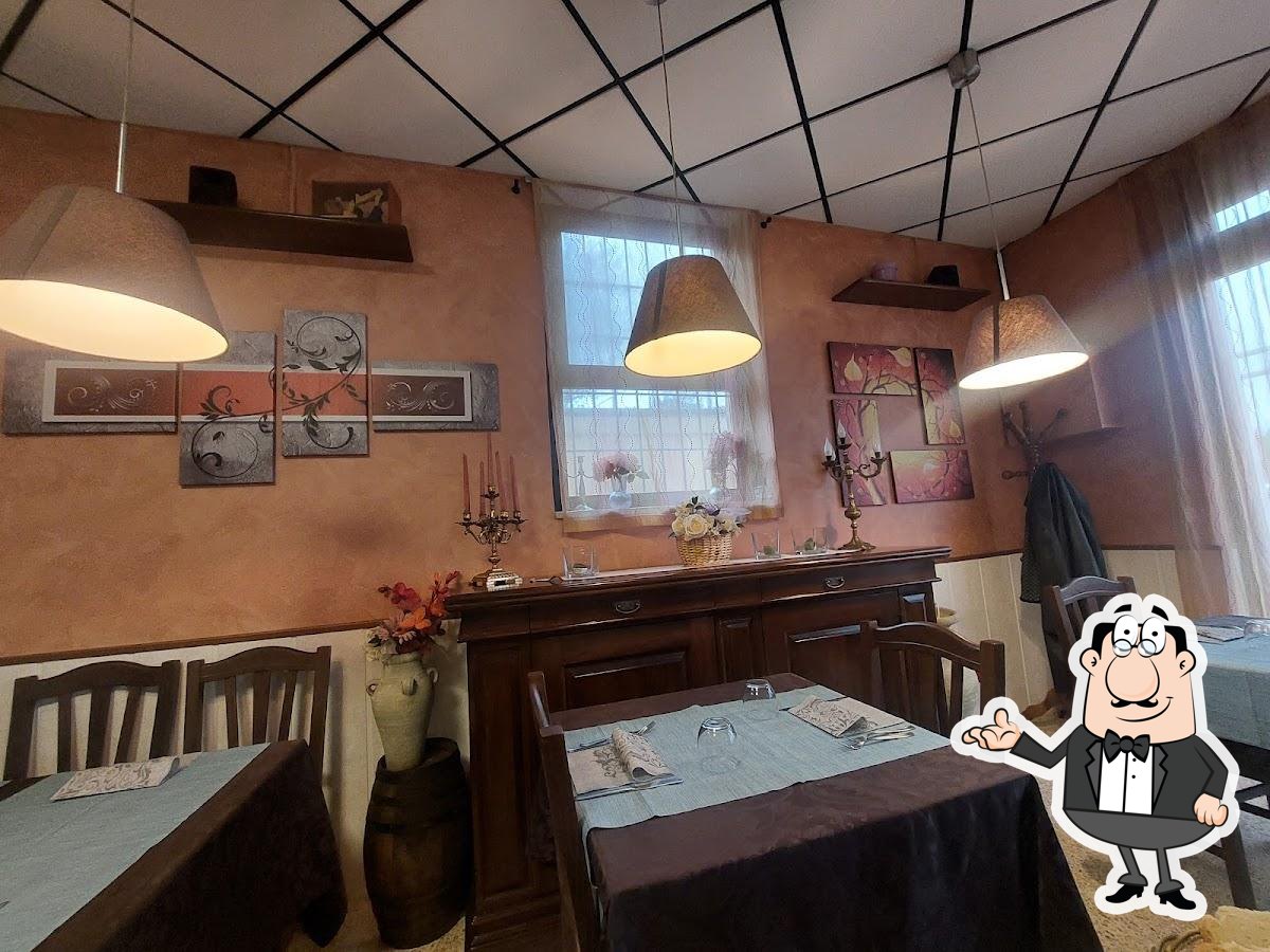 Siediti a un tavolo di RISTORANTE DUE LUPI.