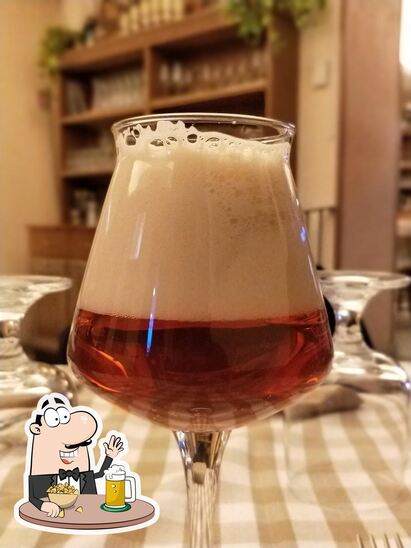 Puoi prenderti un rinfrescante bicchiere di birra chiara o scura.