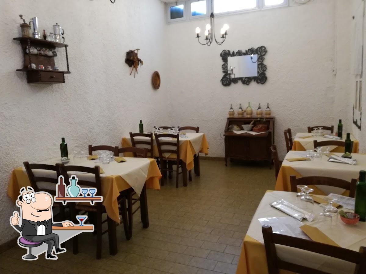 Dai un'occhiata agli interni di Osteria del Borgo.