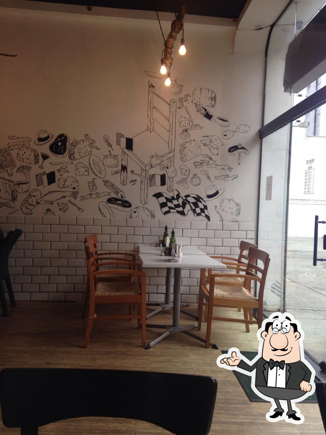 Sente em uma das mesas no Piadina Tree.