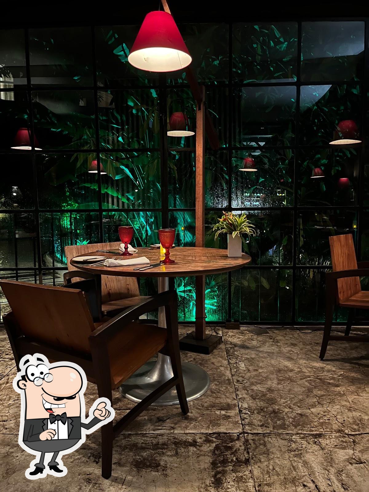 Sente em uma das mesas no Restaurante Térèze.