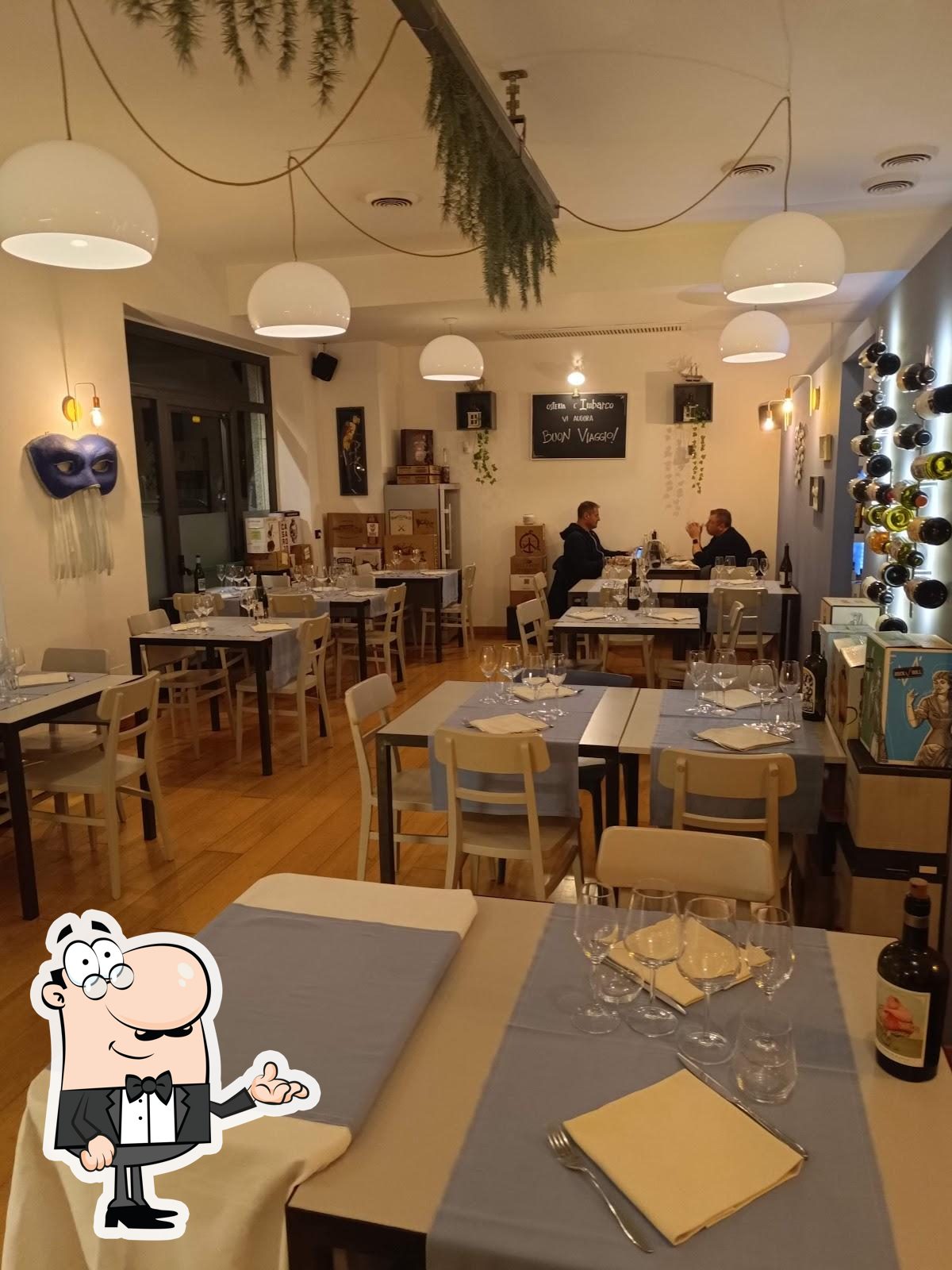 Siediti a un tavolo di Osteria l'Imbarco.