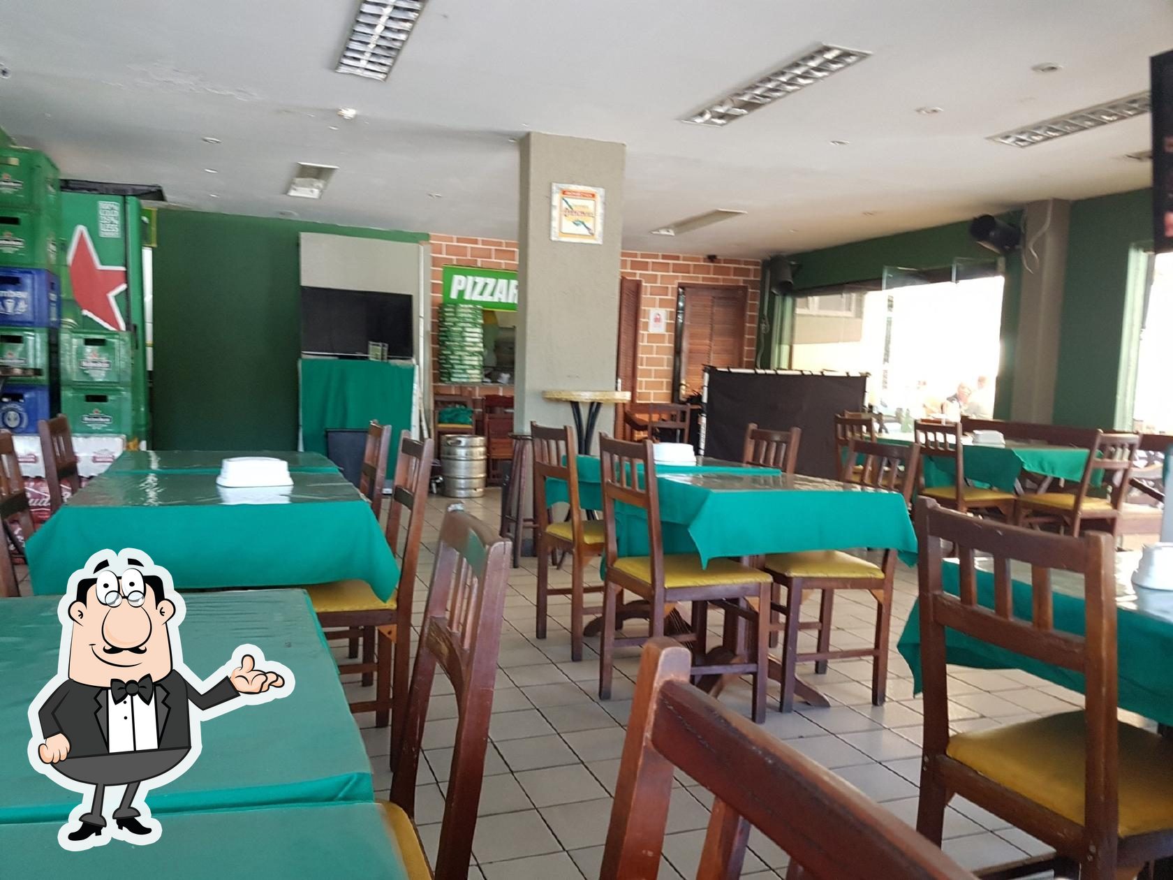 Sente em uma das mesas no Bar Brazuca - Ilha.