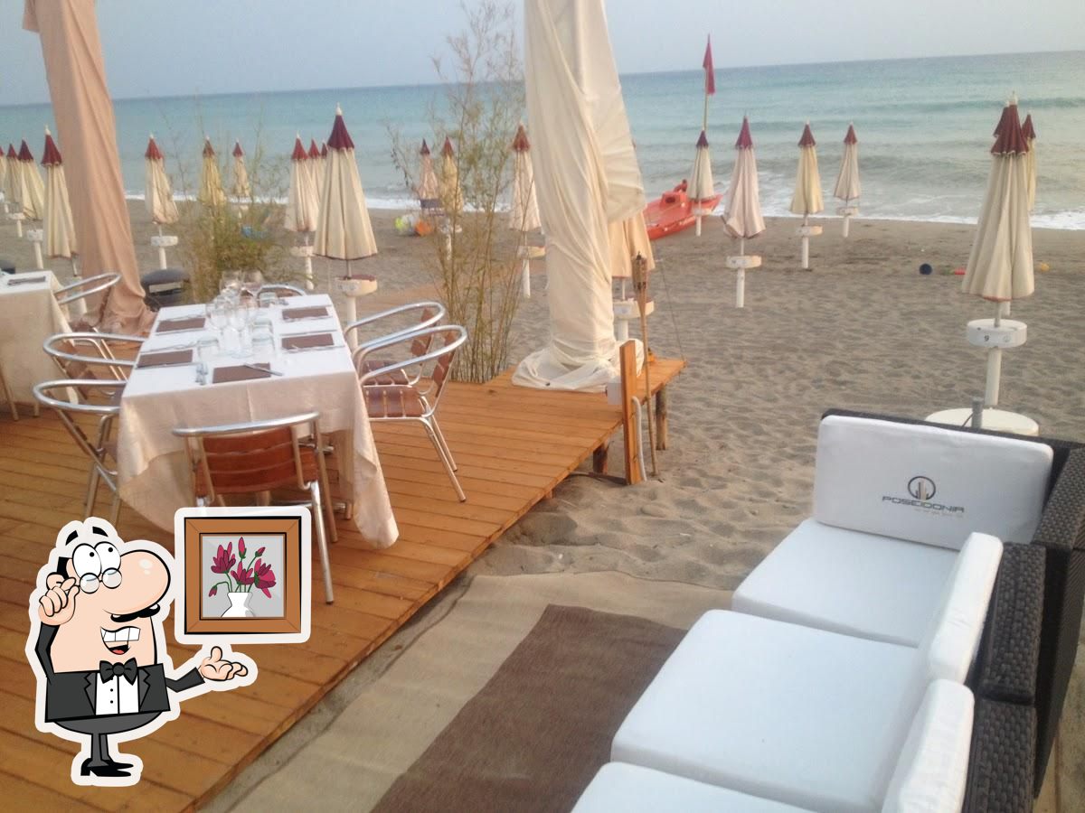 Dai un'occhiata agli interni di Poseidonia Beach Club: Ristorante sulla Sabbia - Pizzeria - Lounge & Sushi Bar -.