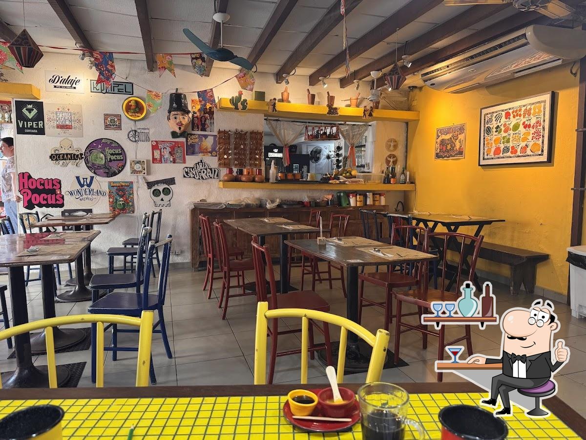 Sente em uma das mesas no Café do Alto.