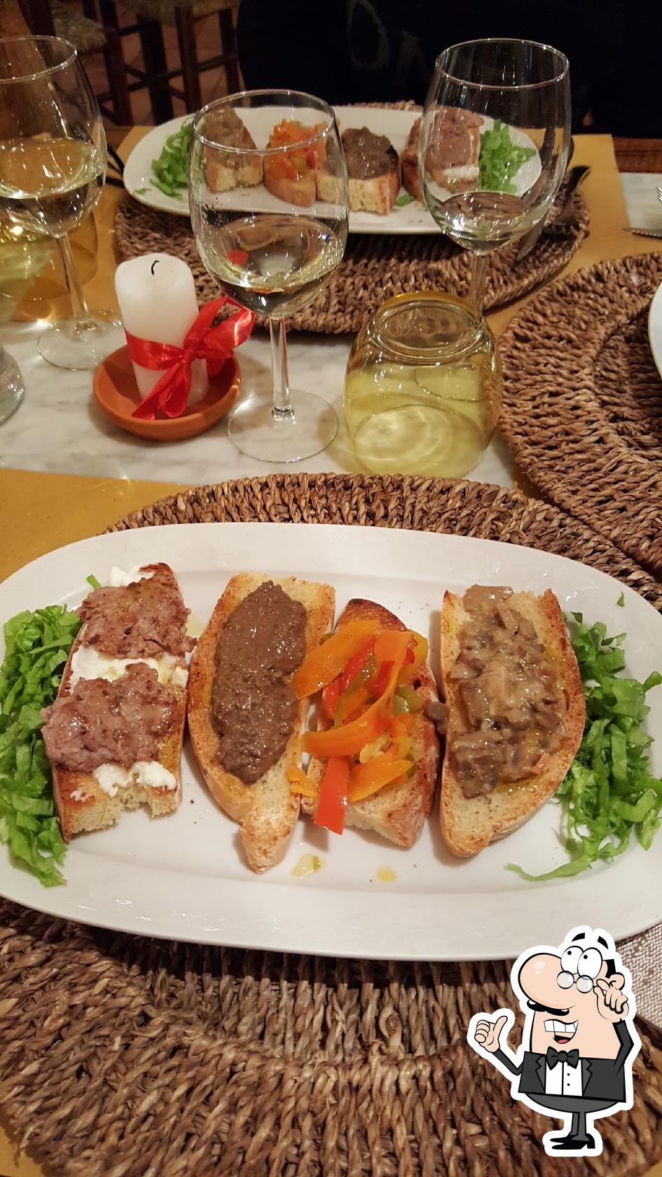 Dai un'occhiata agli interni di Osteria L'Ubaldino.