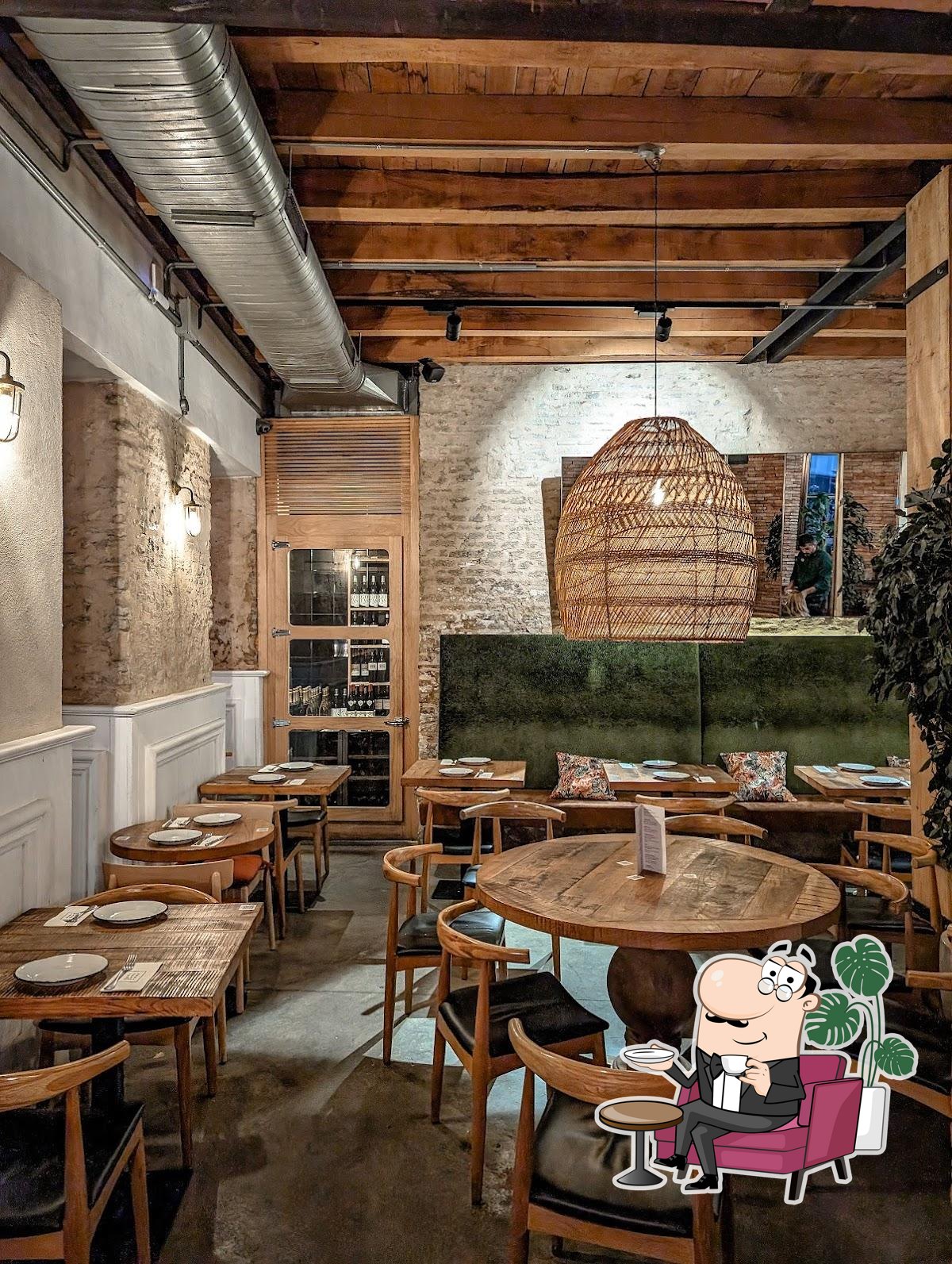 Siéntate a una de las mesas de Torres y García Restaurante en El Arenal.