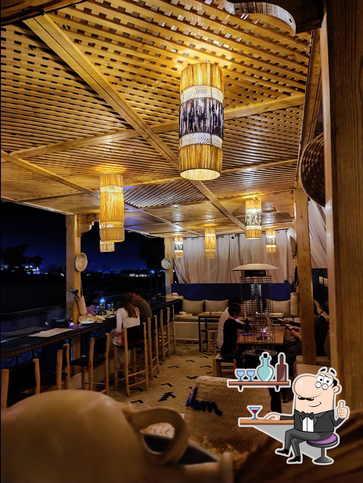 Installez-vous à l'une des tables de Dar Essalam.