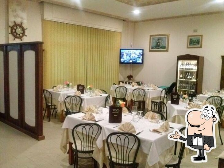 Dai un'occhiata agli interni di La rotonda ristorante di pesce.