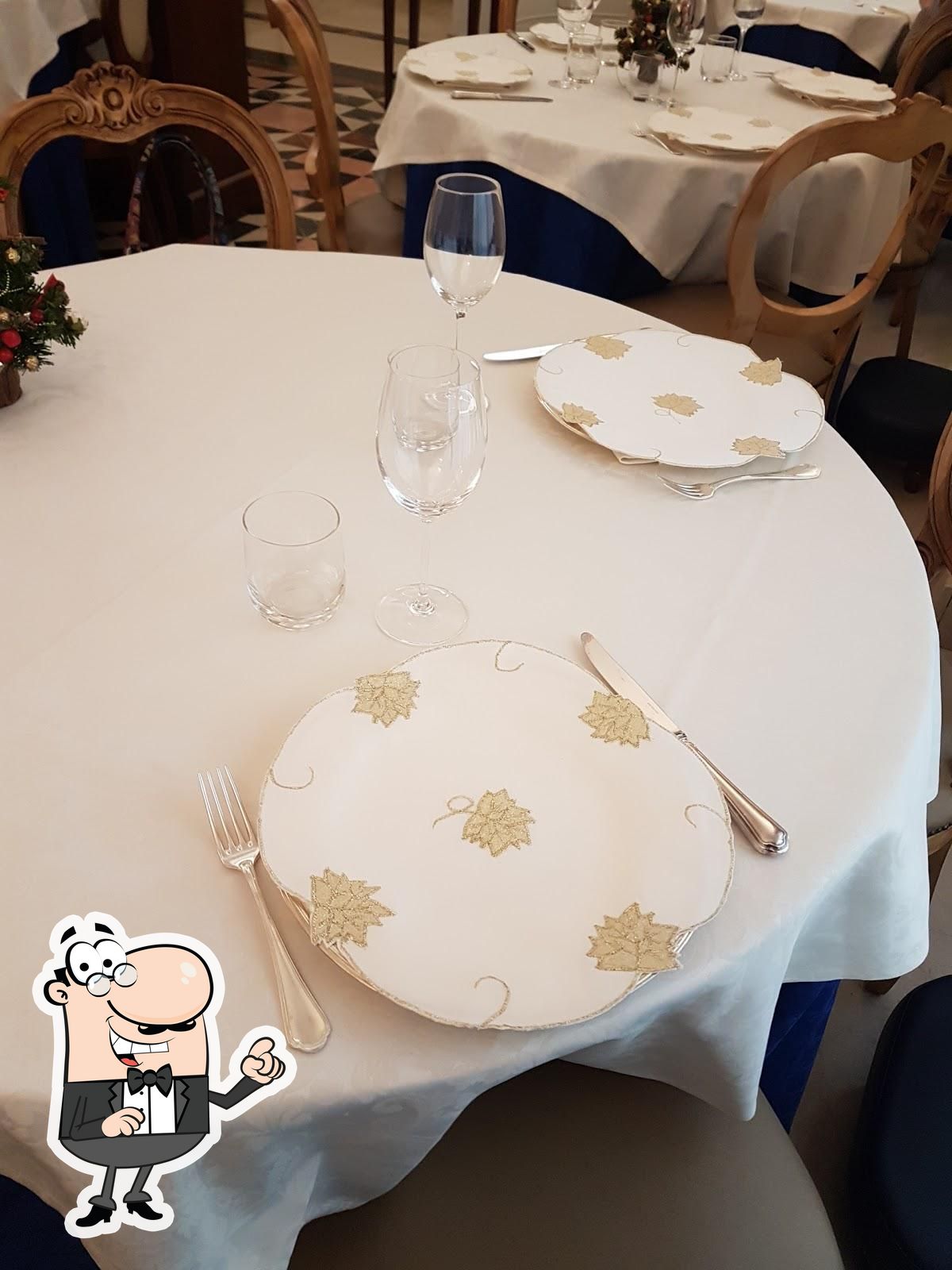 Siediti a un tavolo di Ristorante Galante.