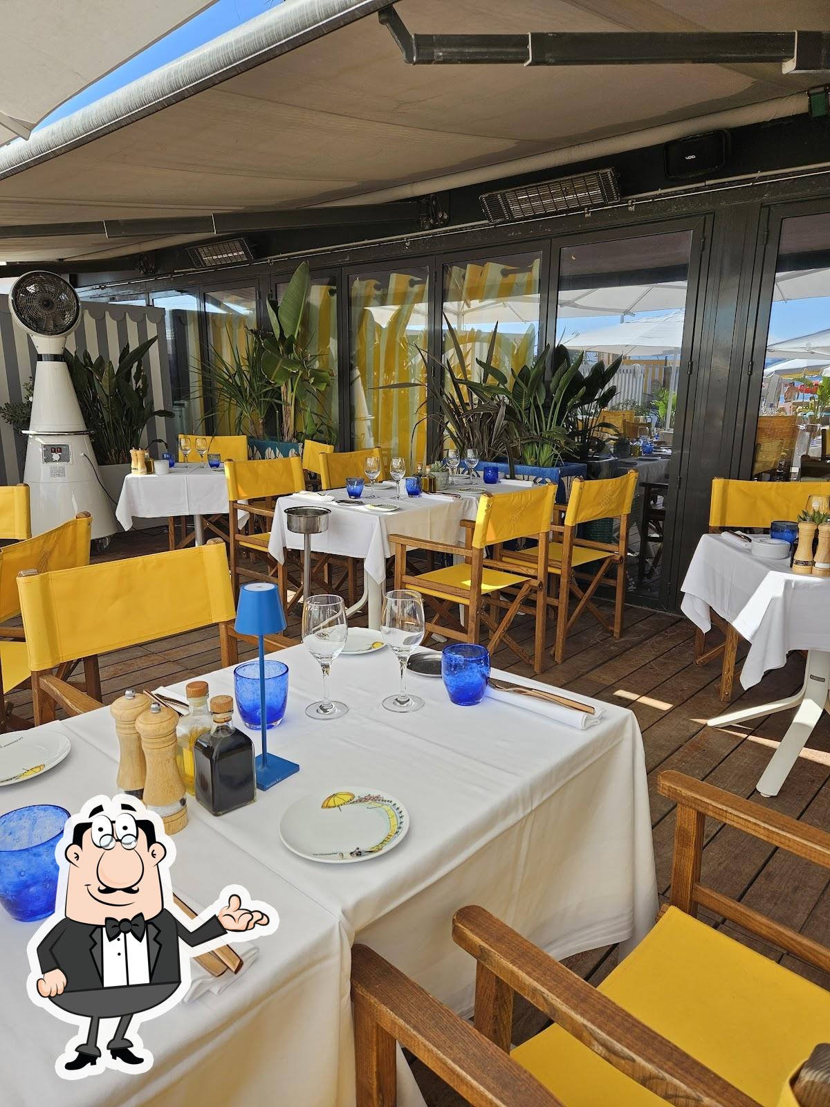 L'intérieur de Vilebrequin La Plage Cannes.