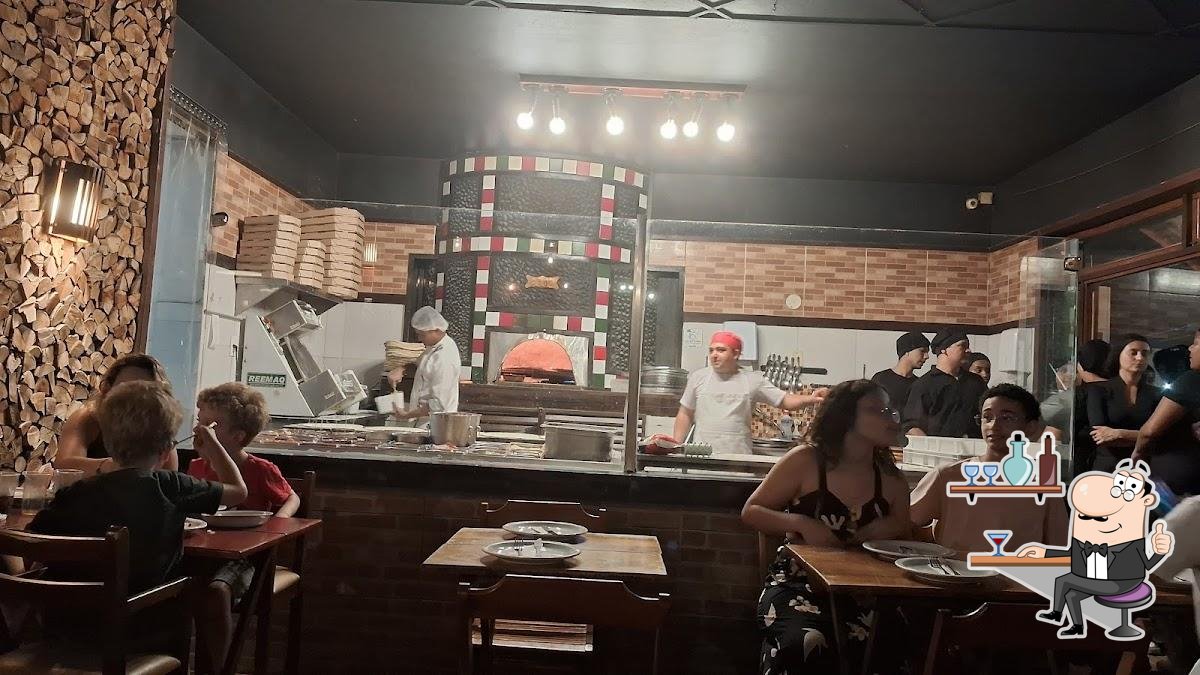 O interior do Pizzaria Belucci.