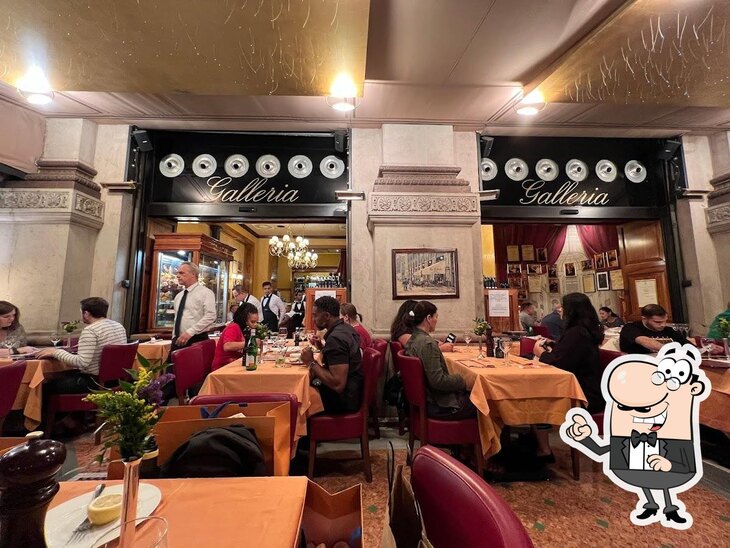 Siediti a un tavolo di Ristorante Galleria.