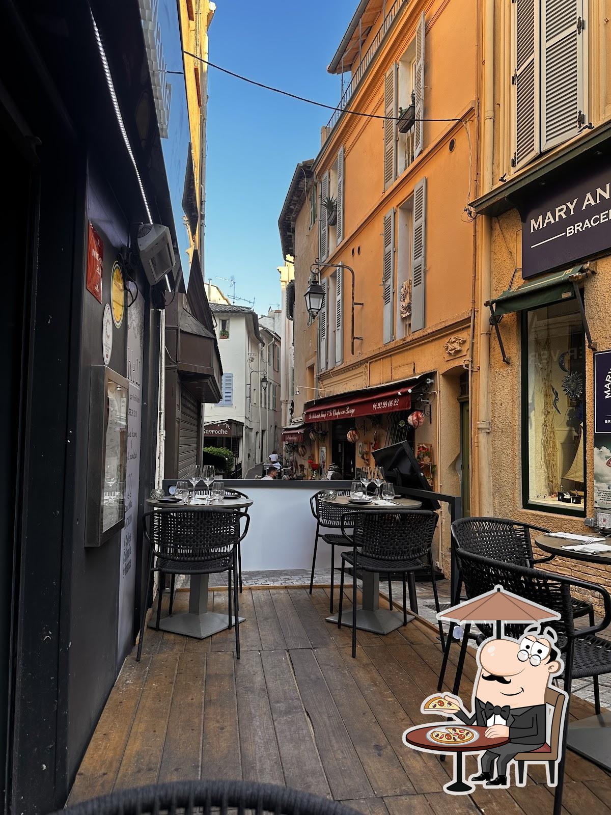 L'extérieur est une importante caractéristique de Table 22 par Noël Mantel - Restaurant Cannes.