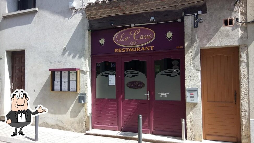 Installez-vous à l'une des tables de Restaurant LA CAVE.