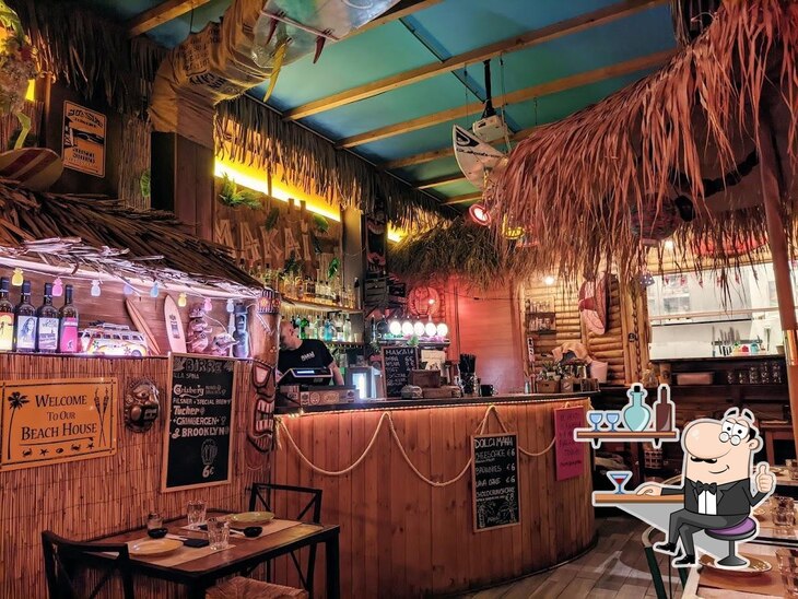 Siediti a un tavolo di Makai Surf & Tiki Bar.