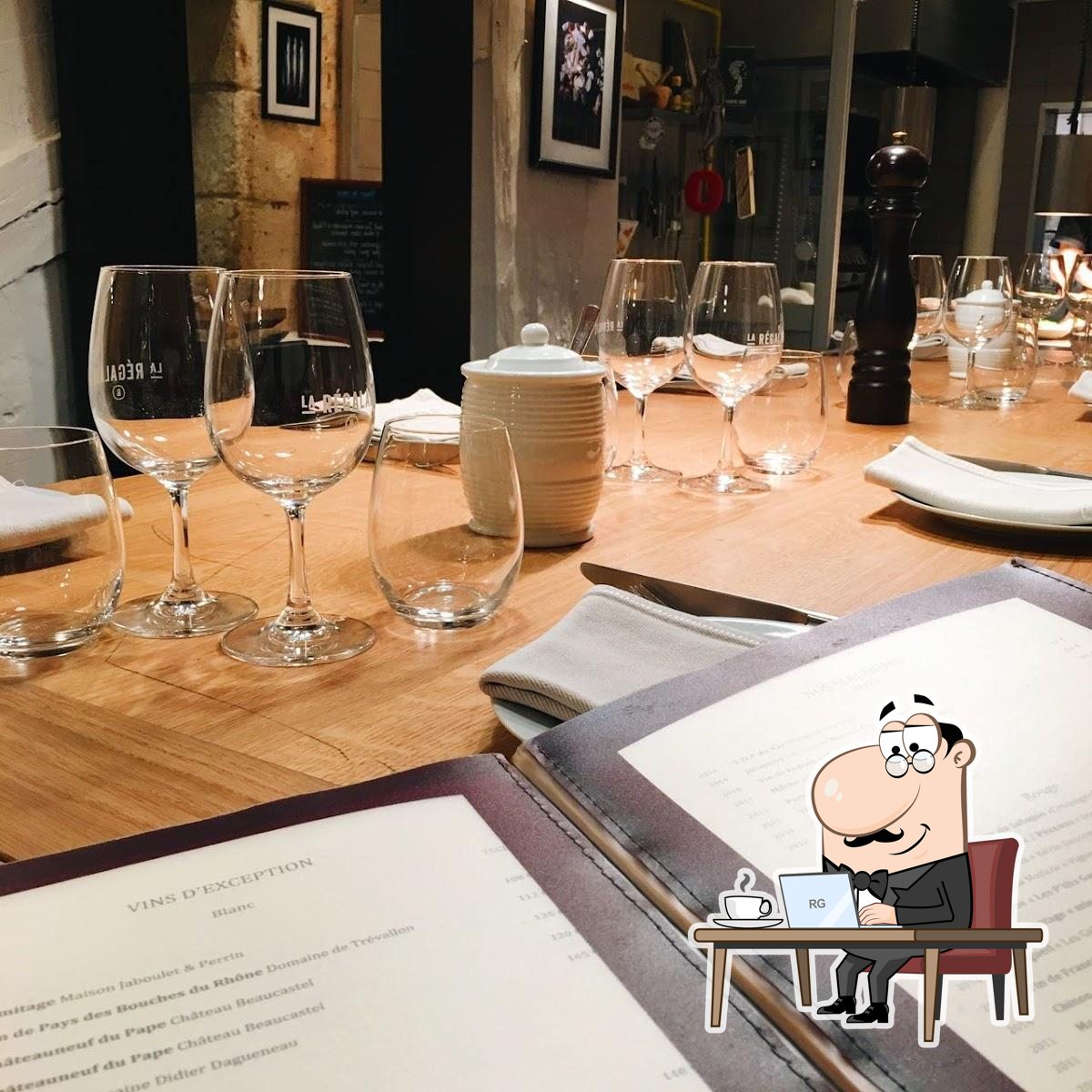 Installez-vous à l'une des tables de LA RÉGALADE.