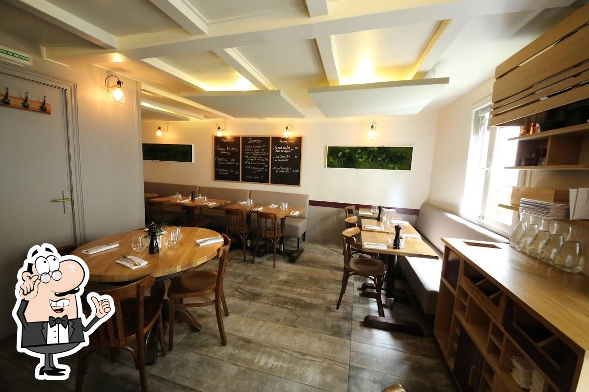 Installez-vous à l'une des tables de Les Saisons.