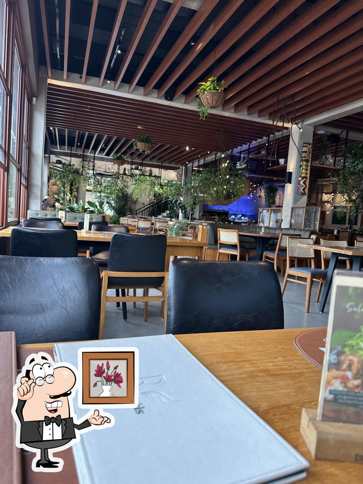 O interior do Raízes Restaurante Pizzaria.