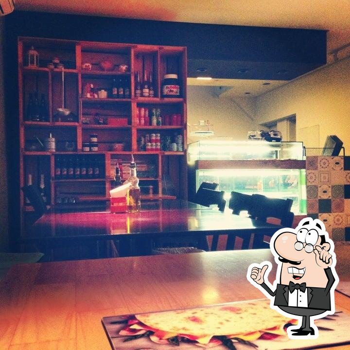 Sente em uma das mesas no Piadina Tree.