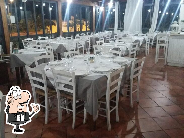 Dai un'occhiata agli interni di La rotonda ristorante di pesce.