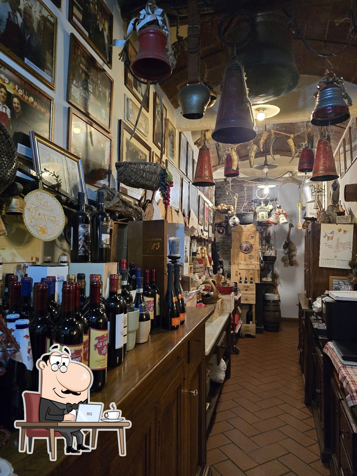 Siediti a un tavolo di Trattoria La Vigna.