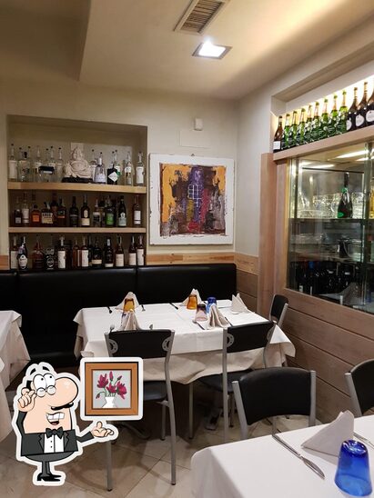 Siediti a un tavolo di SAN MARTINO RISTORANTE PIZZERIA &amp; ENOTECA.