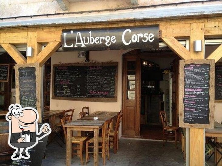 Installez-vous à l'une des tables de L'AUBERGE CORSE.