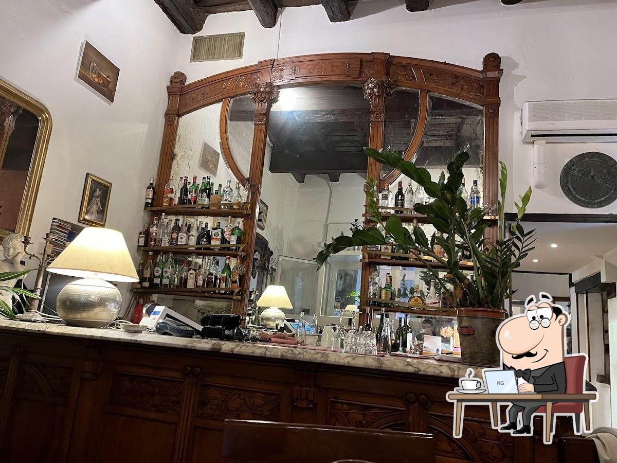 Dai un'occhiata agli interni di la taverna di roberto.