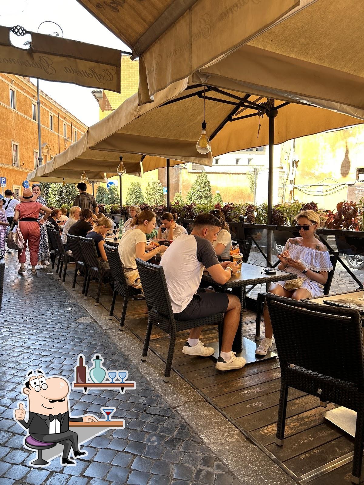 Dai un'occhiata agli interni di Wine Bar De' Penitenzieri.