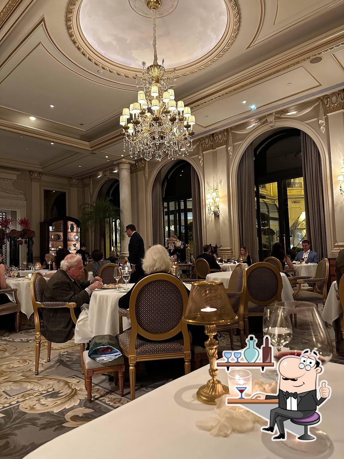 Installez-vous à l'une des tables de Le Cinq.