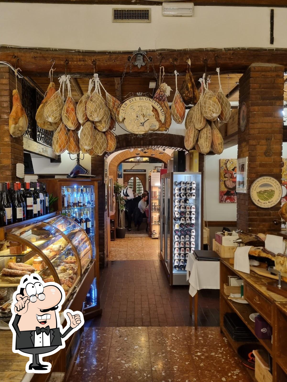 Siediti a un tavolo di Taverna Trilussa Trastevere. Siediti a un tavolo di Taverna Trilussa Trastevere.
